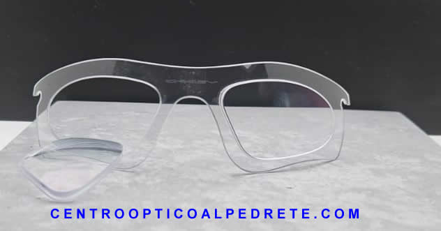 Pantalla Oakley con implante de lente graduada desmontada para ver el encastre