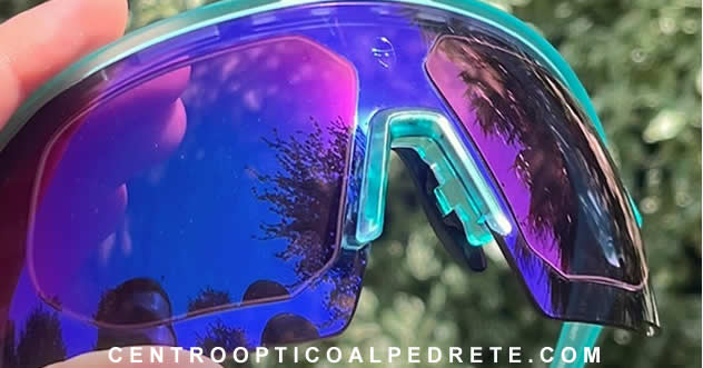 Detalle de pantalla deportiva adaptada en taller propio Shield Optics con acabado espejado