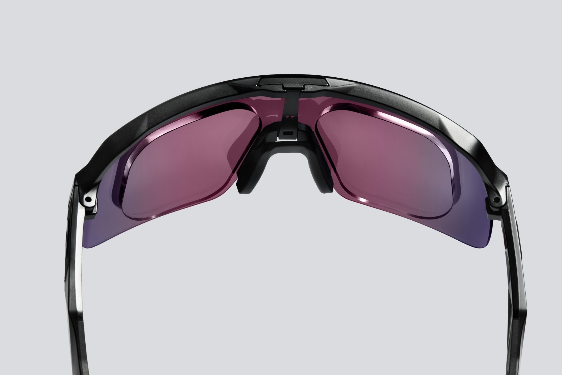 Detalle de Oakley Sutro Lite con lente graduada ShieldFusion laminada por detrás