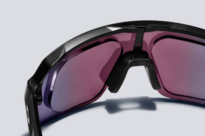 Detalle cercano de Oakley Sutro Lite con lente ShieldFusion integrada
