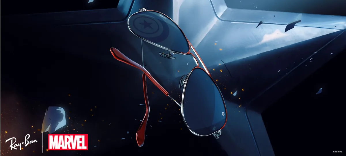 Ray-Ban Marvel Captain America Junior Aviator, montura plateada con barra roja y lente azul - Coleccion Ray-Ban Marvel